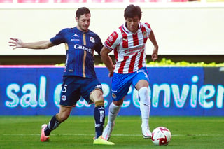 José Juan Macías (d) está disponible para el duelo de hoy entre las Chivas Rayadas y el Atlético San Luis. (ARCHIVO) 