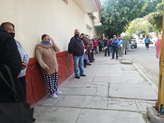 La fila recorría la calle Allende hasta llegar a la Aquiles Serdán, casi a la esquina de la siguiente cuadra de la calle Aldama en Lerdo.