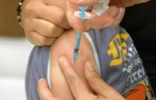 La vacuna BCG es contra la tuberculosis y se aplica a los niños recién nacidos hasta los menores de cinco años de edad.