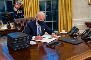 Inicia periodo. El demócrata Joe Biden rinde juramento como el presidente número 46 de los Estados Unidos, en medio de una pandemia, crisis económica y divisiones profundas; es el segundo mandatario católico de la Unión Americana. (EFE)