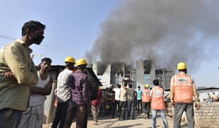 El incendio se desató en un área del gran complejo de la sede central de SII en la localidad de Pune, en el estado occidental de Maharashtra, y según informó en Twitter el presidente de la compañía, Adar Poonawalla, el fuego no afectará los envíos de Covishield, ya que hay 'múltiples edificios de producción'.
(EFE)