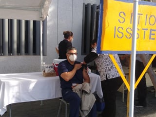 En el Hospital General del ISSSTE 'Dr. Francisco Galindo Chávez' de Torreón, se acondicionaron células de vacunación al exterior de la clínica, sobre la avenida Allende.
(ANGELICA SANDOVAL)