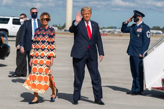 Melania Trump dejó la Casa Blanca el miércoles por la mañana para iniciar una nueva etapa de su vida en Palm Beach, Florida. Sin embargo, los reflectores de las cámaras la siguieron hasta el último momento y a su llegada a Florida quedó documentado un nuevo desaire de la ex primera dama a su esposo, Donald Trump. (AGENCIAS/ AP) 
