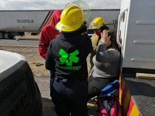En el lugar las autoridades de seguridad, bomberos y Protección Civil ubicaron el vehículo de Kimberly completamente destrozado. (EL SIGLO DE TORREÓN)