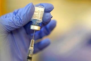 Pfizer se comprometió el viernes a suministrar hasta 40 millones de dosis de su vacuna contra el coronavirus este año a una campaña respaldada por la OMS para proveer inyecciones asequibles para países pobres y de ingresos medios. (AGENCIAS /AP) 