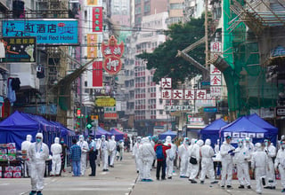 Miles de habitantes de Hong Kong fueron confinados el sábado en una medida sin precedentes para contener un brote de coronavirus que se está agravando en la ciudad. (AGENCIAS / AP)