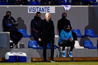 Zinedine Zidane (sin cubrebocas) durante el partido de Copa del Rey ante Alcoyano. (AP)