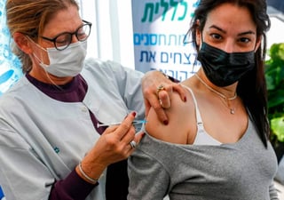Hasta ahora casi dos millones y medio de residentes en Israel han recibido la primera dosis y cerca 900,000 la segunda, según cifras del Ministerio publicadas este viernes.
(AP)