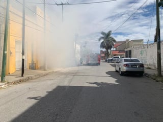 El reporte sobre un incendio en un lote baldío de la colonia Villa California de la ciudad de Torreón, movilizó a los cuerpos de rescate y de seguridad de la ciudad. (EL SIGLO DE TORREÓN)

