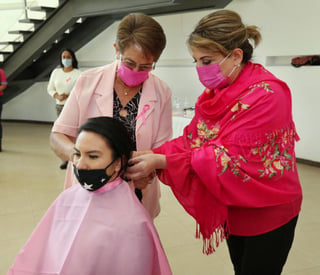 Las pelucas son entregadas de manera gratuita a mujeres que padecen cáncer, informaron autoridades de Durango. (CORTESÍA) 