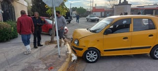 Según los primeros reportes, un Chevy se impactó contra un taxi en calles del Campestre de Gómez Palacio. (EL SIGLO DE TORREÓN)