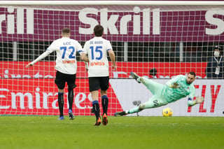 Josip Ilicic marca de penal el segundo tanto del Atalanta, en la sorpresiva victoria 3-0 sobre Milan.