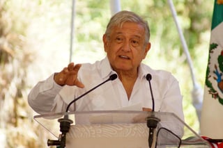 Este fin de semana, el presidente Andrés Manuel López Obrador mantuvo contacto con media docena de secretarios de Estado, quienes no portaron cubrebocas, e incluso, no tomaron medidas de sana distancia. (ARCHIVO)
