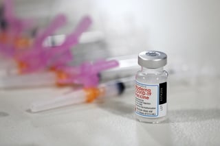 'La vacunación con la vacuna de COVID-19 de Moderna muestra actividad contra las cepas emergentes del SARS-CoV-2', indicó la empresa estadounidense en un comunicado. (ARCHIVO)