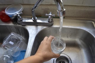 En Veracruz se encontró el mayor número de viviendas sin acceso al servicio de agua entubada, un total de 202 mil, donde habitaban más de 696 mil personas.
(ARCHIVO)