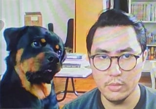 Por medio de redes sociales se difundieron las cómicas y enternecedoras imágenes de un Rottweiler interrumpiendo la conversación virtual de su dueño. (Especial) 