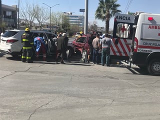 Paramédicos de la Cruz Roja arribaron al lugar para atender a la conductora del vehículo sedán, la cual fue trasladada a un hospital privado de la ciudad. (EL SIGLO DE TORREÓN)