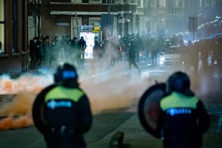 Políticos de Holanda condenaron el lunes los disturbios realizados por manifestantes que se enfrentaron con policías en cerca de 10 poblados y ciudades de todo el país en la segunda noche de un toque de queda por la pandemia del coronavirus y las autoridades temen que se registren más incidentes durante la noche. (EFE) 