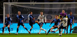 Después de fallar un montón de ocasiones, con indudables méritos para haber resuelto antes el partido, el Tottenham encontró el premio a su ofensiva en la cuarta ronda de la Copa de Inglaterra frente al Wycombe con el 1-2 de Harry Winks en el minuto 86, el 1-3 y el 1-4 de Tanguy Ndombele y la clasificación a octavos de final, en los que jugará con el Everton. (ESPECIAL)