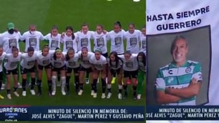 Club Santos Laguna Femenil saltó al campo del estadio Akron rindiendo homenaje al fallecido técnico, Martín Pérez Padrón.  (ESPECIAL)