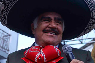 El cantante Vicente Fernández respondió a las acusaciones de acoso y habló sobre el video donde aparece sujetando el busto a una mujer. (ARCHIVO)