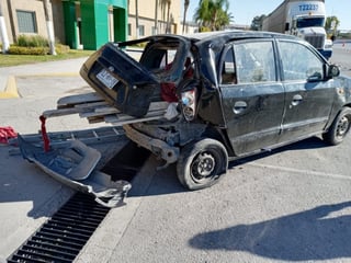 El accidente ocurrió alrededor de las 10:00 horas de ayer lunes sobre el bulevar Ejército Mexicano de Gómez Palacio. (EL SIGLO DE TORREÓN)