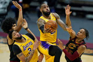 LeBron James anotó 46 puntos en la victoria de los Lakers 115-108 sobre los Cavaliers, con lo que su equipo sigue invicto como visitante. (AP)