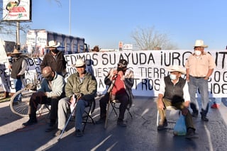 Un grupo de cerca de 50 personas cerró el periférico Raúl López Sánchez, a la altura de la Feria, para protestar por sus tierras. (ÉRICK SOTOMAYOR)