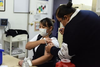 El secretario de Salud estatal indicó que prácticamente ya se vacunaron a todos los trabajadores de salud en la primera línea.
