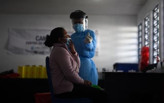 El Gobierno de Guatemala restringió desde este martes el horario en centros comerciales como parte de nuevas medidas para contener el contagio en la segunda ola de la COVID-19, enfermedad que ya causó la muerte de 5,469 personas en el país desde marzo de 2020. (ARCHIVO) 
