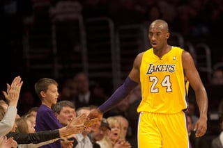 Se cumple un año de la trágica muerte del histórico basquetbolista de los Lakers Kobe Bryant y su hija Gianna después de sufrir un accidente aéreo, noticia que conmovió a todo el mundo del deporte. (ARCHIVO)
