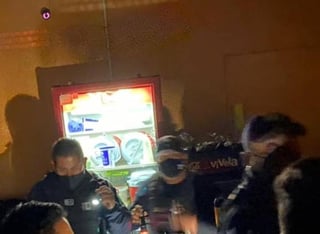 En el estado de Hidalgo, donde se han registrado hasta el día de hoy más de 26 mil 450 casos positivos de COVID-19 y 4 mil 270 defunciones, autoridades detectaron un bar clandestino detrás de la puerta de un refrigerador. (Especial) 