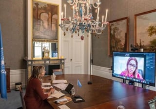 Luego de los escándalos que la familia real de los Países Bajos protagonizó durante la pandemia, al viajar a Grecia en medio de restricciones sanitarias, la reina Máxima de Holanda apareció descalza en una reunión virtual como defensora especial de la ONU. (Instagram) 