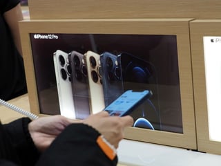 Un grupo de defensa del consumidor en Europa presentó la demanda afirmando que la compañía afectó intencionalmente los iPhones más antiguos en Italia. (ARCHIVO) 