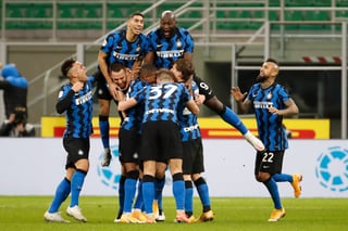 Jugadores del Inter celebran el tanto de Christian Eriksen en tiempo de compensación, que le dio la victoria a su equipo 2-1 sobre Milan, en los octavos de final de la Copa de Italia. (AP)