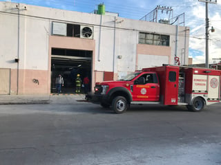 Elementos del departamento de Bomberos de la Central Colón acudieron al lugar a bordo de una máquina de ataque rápido y de un camión cisterna. (EL SIGLO DE TORREÓN)