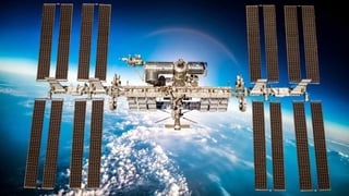 Los astronautas estadounidenses Michael Hopkins y Victor Glover salieron de la Estación Espacial Internacional (EEI) para efectuar tareas que incluyen la instalación de cables y antena de la plataforma 'Bartolomeo' en el módulo Columbus de la Agencia Espacial Europea. (ESPECIAL) 
