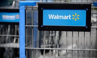 Los robots no recorrerán los pasillos de las tiendas, dijo Walmart. Permanecerán dentro de las bodegas construidas en zonas separadas, sea dentro de la tienda o junto a ella. Habrá algunas ventanas para que los clientes puedan ver cómo trabajan los robots.
(ARCHIVO)