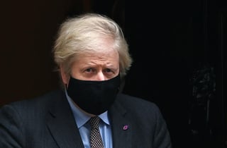 El primer ministro británico, Boris Johnson (foto), confirmó este miércoles que el Reino Unido impondrá una cuarentena de diez días en hoteles a los viajeros procedentes de los países suramericanos, Portugal y Suráfrica por las nuevas variantes del coronavirus, y declaró 'ilegal' abandonar el país por motivos de 'ocio'. (ARCHIVO) 
