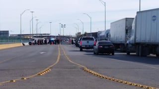 Hasta las cuatro de la tarde de este miércoles 27 de enero, las autoridades norteamericanas realizaron cuatro simulacros de ingreso violento de migrantes a los puentes que unen a las ciudades de Eagle Pass en Texas y de Piedras Negras en Coahuila.(EL SIGLO COAHUILA)