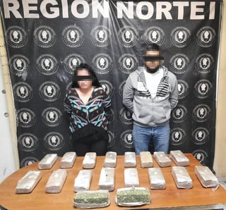 Elementos de la Agencia de Investigación Criminal (AIC) de la Fiscalía General del Estado (FGE) de Coahuila, llevaron a cabo la detención de un hombre y una mujer en las inmediaciones de un centro comercial; a quienes presuntamente les aseguraron un total de 10 kilos de marihuana. (ESPECIAL)