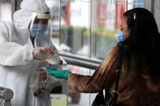 La Administración de Medicamentos y Alimentos (FDA, por sus siglas en inglés) ordenó extender su alerta por 'todos' los desinfectantes para manos 'provenientes de México'.  (ESPECIAL)