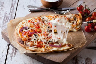La nutrióloga Chelsey Amer asegura al Chicago Tribune que la pizza cuenta con proteínas, grasas saludables y nutrientes adecuados para un desayuno, manteniéndote satisfecho por más tiempo.  (ARCHIVO)
