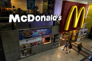 En el cuarto trimestre del año, el más seguido por los analistas de Wall Street, McDonald's ganó 1,377 millones de dólares, un 12 % menos que en el mismo tramo de 2019, mientras que su facturación se redujo solo un 2 % y se situó en 5,313 millones.
(EFE)