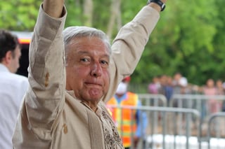 El presidente de México, Andrés Manuel López Obrador, se encuentra 'prácticamente asintomático' y 'ha evolucionado muy bien' tras cinco días de dar positivo por COVID-19, aseguró este jueves el estratega mexicano contra la pandemia, Hugo López-Gatell. (ARCHIVO)