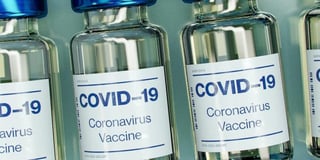 Los estudios sugieren que esta variante también reduce la eficacia de las vacunas COVID fabricadas por Pfizer-BioNTech, Moderna y Novavax. (ARCHIVO)