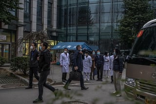 En el Hospital Provincial de Medicina Integrada Tradicional China y Occidental, también conocido como el hospital de Xinhua, la doctora Zhang Jixian recibió el 26 de diciembre de ese año a una pareja mayor que se quejaba de fiebre y tos.
(EFE)