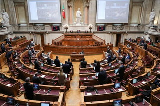 El Parlamento de Portugal aprobó hoy por mayoría la despenalización de la eutanasia, una ley que podrá aplicarse tras ser ratificada por el presidente, Marcelo Rebelo de Sousa. (EFE) 