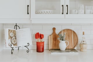 Organizar una cocina pequeña puede ser una tarea problemática si no se toman en cuenta espacios y dimensiones, dado que podemos llegar a saturarla o dejarla con un aspecto desolado. (ARCHIVO)