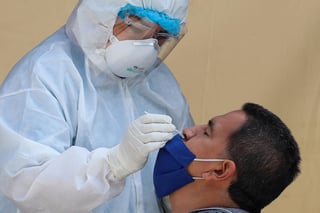 De acuerdo con el último reporte de coronavirus en la Ciudad de México, hay 469 mil 98 casos confirmados acumulados, 38 mil 694 confirmados activos estimados y 28 mil 263 muertes. 
(ARCHIVO)
